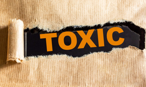 Tolle Frauen und toxische Männer - deshalb kommen sie so oft zusammen!